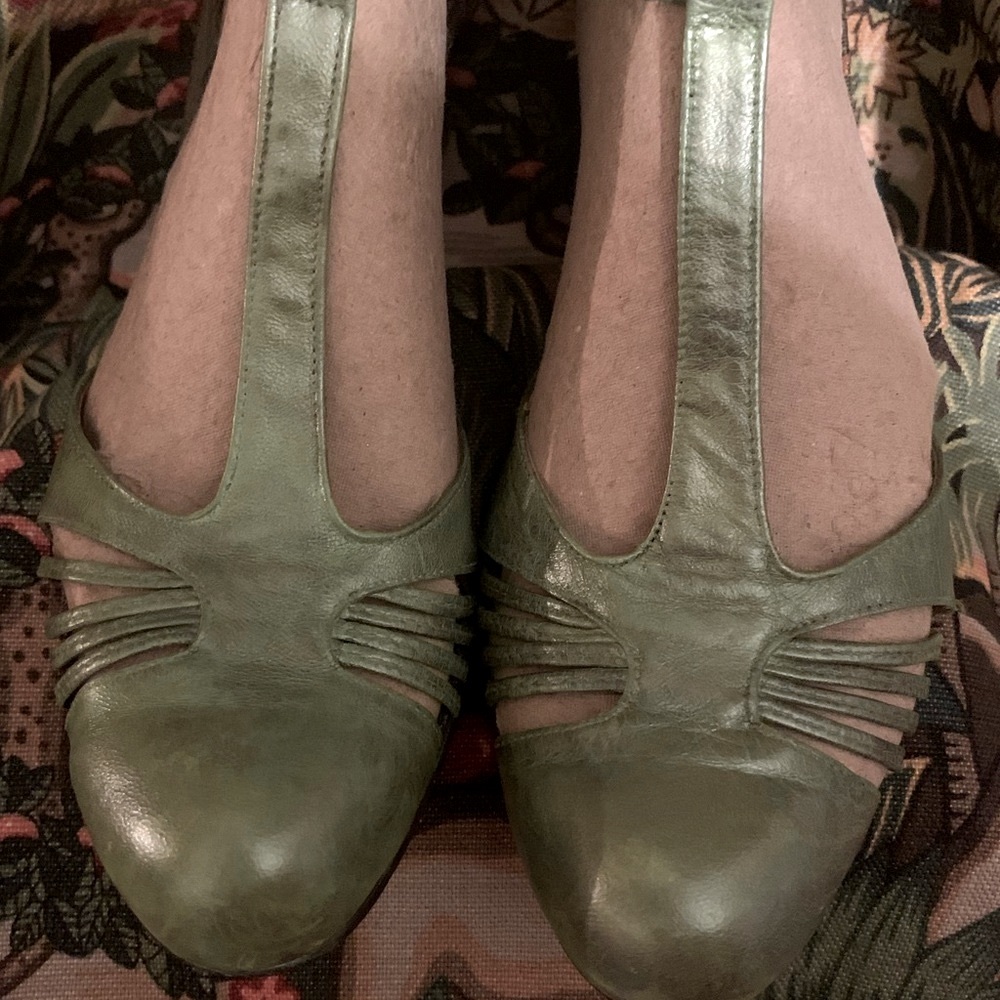 BCBGirls metallic green heels - Picture 10 of 14